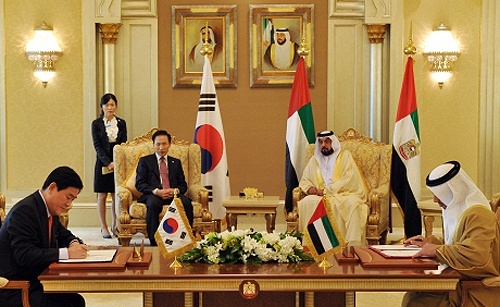 이명박 대통령과 칼리파 아랍에미레이트 대통령이 보는 가운데 장관들이 서명하고 있다. 청와대 제공