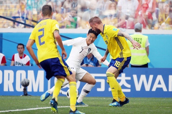 18일 러시아 니즈니 노브고로드 스타디움에서 열린 2018 러시아 월드컵 F조 대한민국 대 스웨덴의 경기에서 손흥민이 골 찬스를 노리고 있다. [사진=연합뉴스]