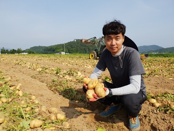 경상북도 상주시에서 하지 감자 농사를 짓는 김의종씨(38세). [사진=CJ프레시웨이]