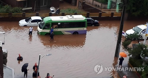 지난 1일 전남 보성군의 한 도로가 폭우로 물에 잠겨 차들이 고립된 모습 [사진=연합뉴스]