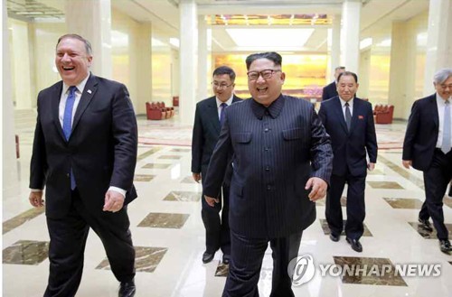 북한 김정은 국무위원장이 미국 마이크 폼페이오 국무장관을 접견하고 있다. [사진=연합뉴스]