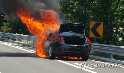 불타는 BMW 520d [사진=연합뉴스 제공]