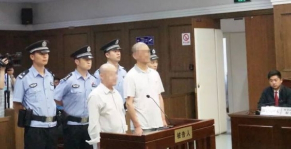 재판정에 선 류 용바오(왼쪽)와 그의 동료. 이들은 사형 판결을 받았다.