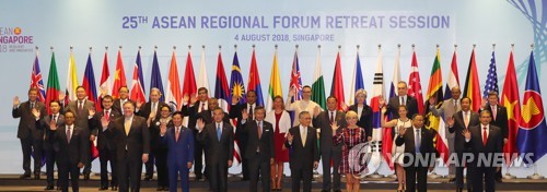 The Foreign ministers from the member states of the ASEAN Regional Forum has posing for a photo in Singapore in Aug. 4, 2018. (Yonhap)