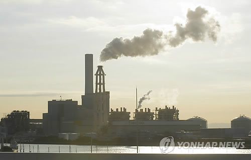 매연을 내뿜는 석탄화력발전소 [사진=연합뉴스]