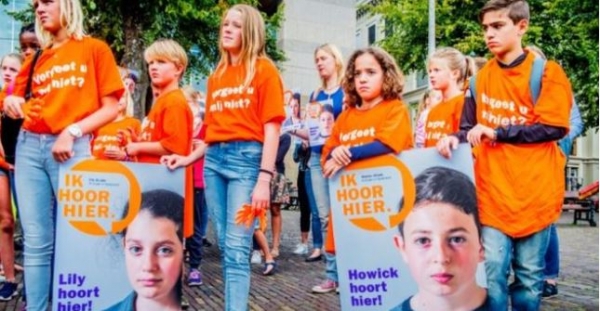 네덜란드에서 아르메니아 출신 남매 송환을 반대하는 학생들이 시위를 벌이고 있다. [BBC 캡쳐]