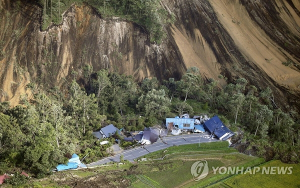 지난 6일 새벽 일본 홋카이도 강진으로 산사태가 발생한 아쓰마 마을 [사진=연합뉴스]