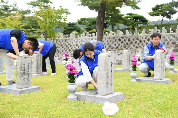 효성 임직원들이 지난 19일 오후 서울 동작구 국립서울현충원을 찾아 묘역 정화활동을 실시했다. [사진=효성 제공]