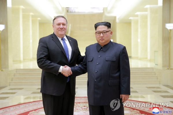 지난 5월9일 평양을 방문한 폼페이오(왼쪽)가 북한 통치자 김정은과 악수하는 모습[사진=연합뉴스]