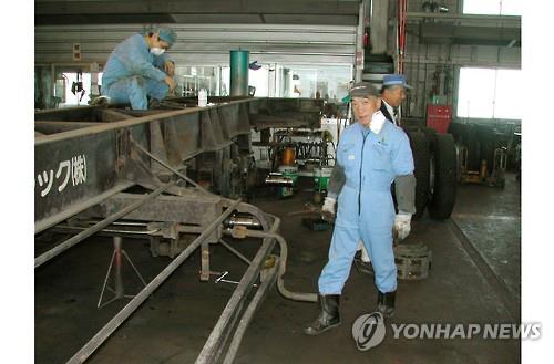 일본 홋카이도의 한 제조업 공장에서 일하는 고령자의 모습 [사진=연합뉴스]