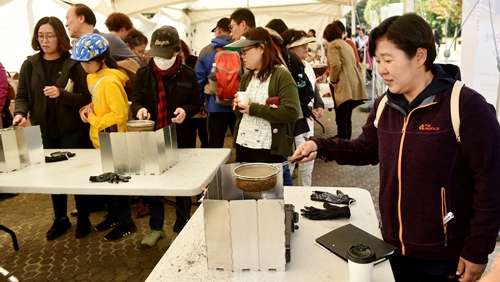 지난 13일 인천대공원 야외극장에서 열린 '2018 공정무역 페스티벌'에서 공정무역 제품을 이용한 핸드드립 커피 만들기 행사가 진행되고 있다.