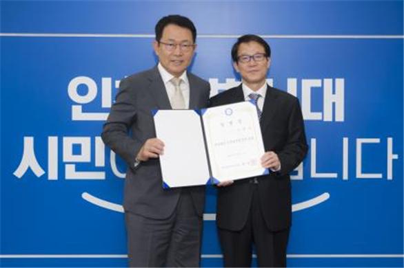 17일 이용식(오른쪽) 인천연구원 신임 원장이 연구원 이사장인 박남춘 인천시장에게 임명장을 받고 있다.(인천시 제공)