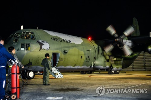 공군 제5공중기동비행단 소속 C-130H가 27일 새벽 김해기지에서 이륙준비를 하고 있다 [사진=연합뉴스]
