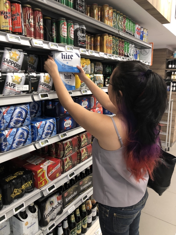 싱가포르 최대 유통체인인 페어프라이스에서 소비자가 하이트 맥주를 살펴보고 있다. [사진=하이트진로]