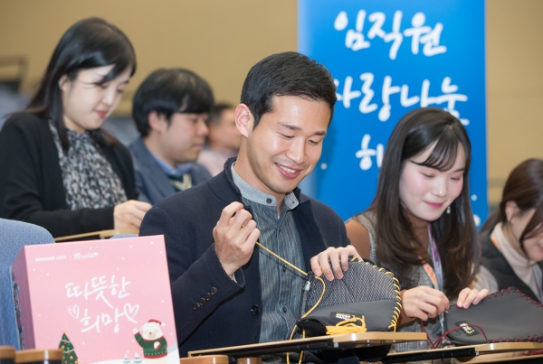1일 수원 '삼성 디지털 시티'에서 열린 삼성전자 창립 49주년 기념식에서 임직원들이 ‘사회에 공헌한다’는 창업의 뜻을 기리며 어려운 이웃들에게 전달할 방한용품을 준비하고 있다.