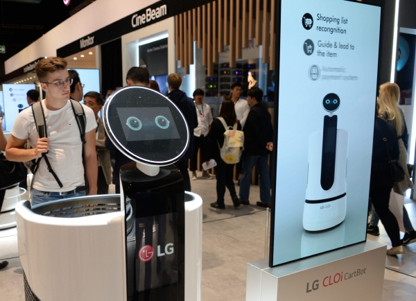 지난 9월 열린 ﻿IFA 2018에서 관람객들이 'LG 클로이 카트봇'을 살펴보고 있다. [사진=LG전자 제공]