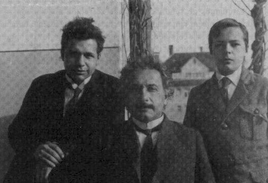 알버트 아인슈타인 가족. 왼쪽부터 에듀아르트, 알버트 아인슈타인, 한스 [ATI]