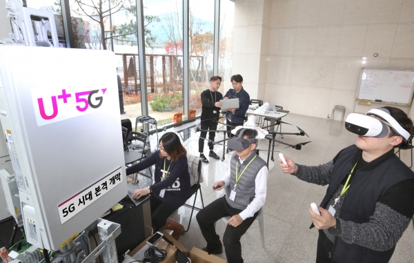LG유플러스 마곡 사옥에서 직원들이 5G VR 및 드론을 체험하고 있다.