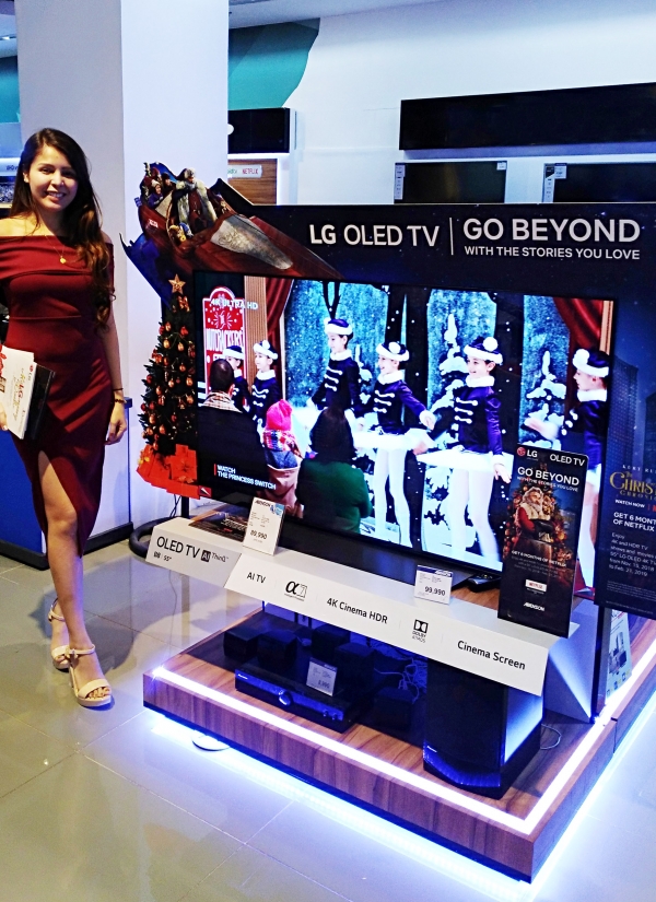 필리핀 마닐라 소재 가전매장에서 모델이 LG전자 올레드 TV AI 씽큐 제품을 소개하고 있다. [사진=LG전자 제공]