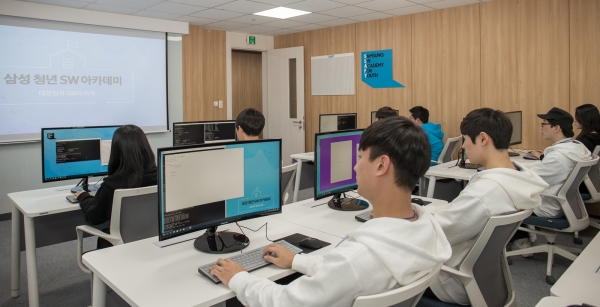 10일 '삼성 청년 소프트웨어 아카데미' 서울 캠퍼스에 입과하는 교육생들이 시범 교육을 받고 있다. [사진=삼성전자 제공]