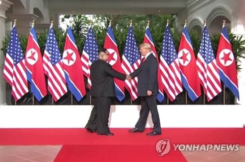 지난 6월 열린 북미정상회담에서 미국 도널드 트럼프 대통령과 북한 김정은 위원장이 악수 하고 있다 [사진=연합뉴스]