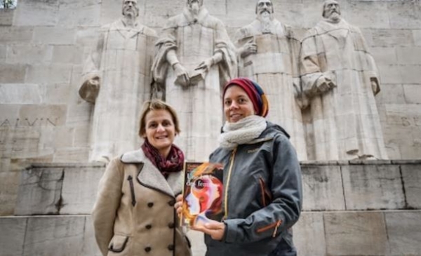 '여성의 성경'을 펴낸 로레인 사보이(오른쪽)와 엘리자베스 파멘티어. [텔레그래프 캡쳐]