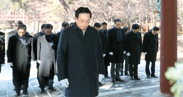 손태승 우리금융지주 회장이 지난 1일 임원들과 홍유릉 고종 황제 묘소를 참배하고 있다. [우리은행 제공]