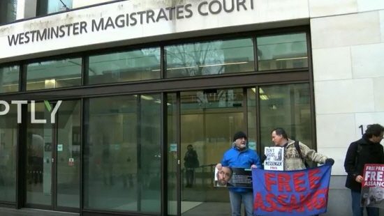 Supporters demonstrating at the British court, holding a banner of "Free Assange!" [Youtube]
