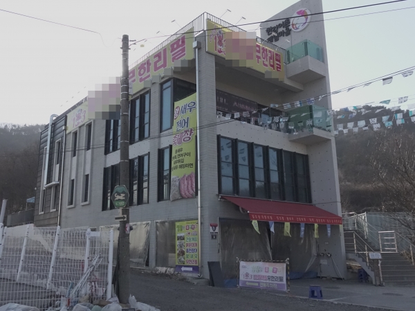 경기도 김포시 전류리에 있는 한강어촌체험마을. 지역경제 활성화 등을 위해 혈세 15억원을 들여 지었지만 건물 전체가 사실상 식당으로 쓰이고 있다.