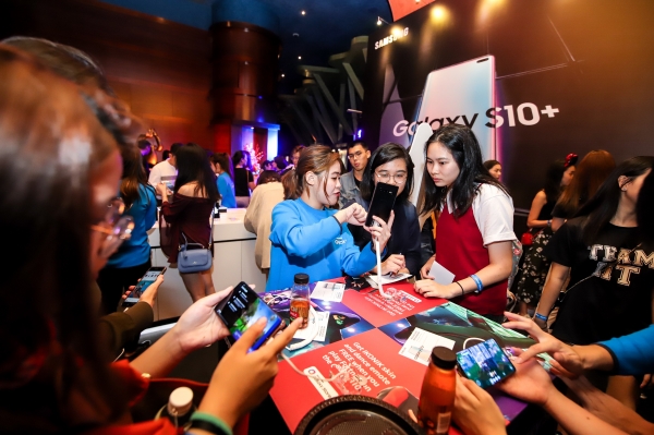 21일(현지시간) 싱가포르에서 진행된 '갤럭시 S10' 출시 행사 참석자들이 제품을 체험하고 있는 모습. [사진=삼성전자 제공]