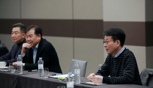 지난 2월에 열린 ‘HDC그룹 사장단 워크숍’에서 김대철 HDC현대산업개발 대표이사가 일하는 방식 혁신 등에 대해 토론을 펼치고 있다. [사진=HDC그룹]