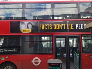 '마이클 잭슨 무고' 런던 버스들에 부착된 이 광고들이 강제 철거된다. [사진=가디언]