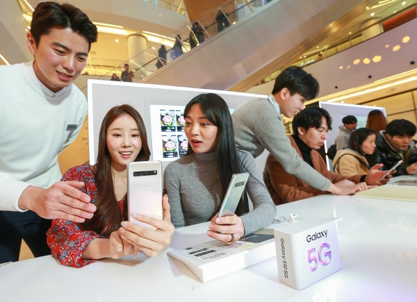 출시를 앞둔 삼성전자의 최초 5G 스마트폰 ‘갤럭시 S10 5G’를 소비자들이 체험하고 있다. [사진=삼성전자 제공]