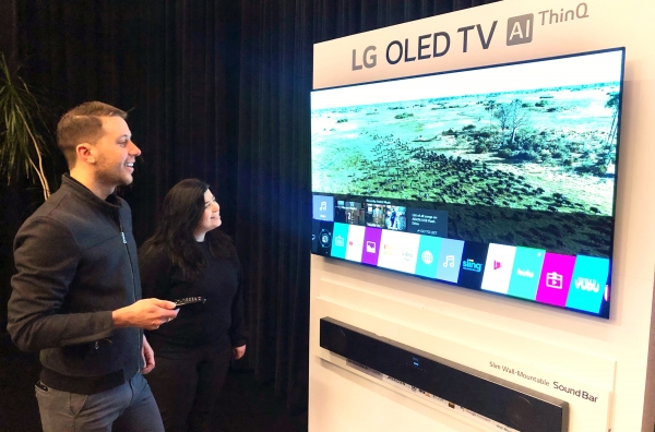 LG전자가 미국 뉴욕에서 진행한 2019년형 LG 올레드 TV 신제품 체험행사에서 참석자들이 LG 올레드 TV 신제품을 살펴보고 있다. [사진=LG전자 제공]
