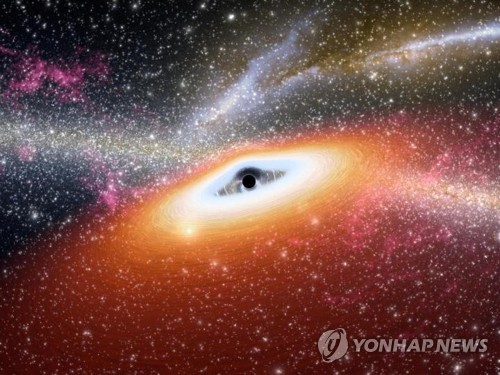 대형 블랙홀이 주변의 가스를 빨아들이면서 빛을 방출하는 상상도[미국항공우주국(NASA) 제공]