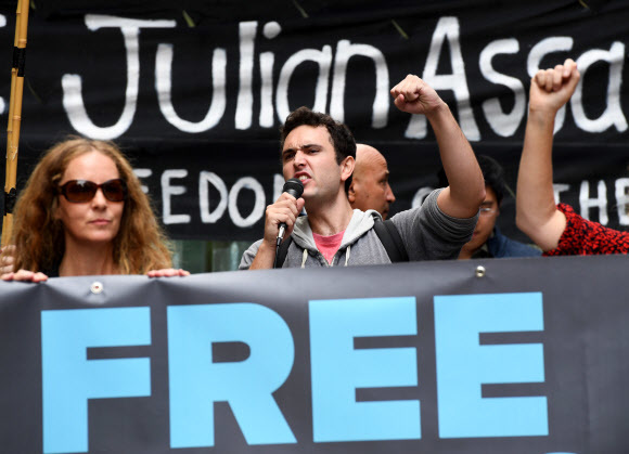 오스트레일리아 시드니에서 12일(현지시각) 위키리크스 창립자인 줄리언 어산지의 체포에 항의하는 시민들이 ‘어산지를 석방하라’고 적은 펼침막을 들고 시위를 하고 있다. 시드니/EPA 연합뉴스