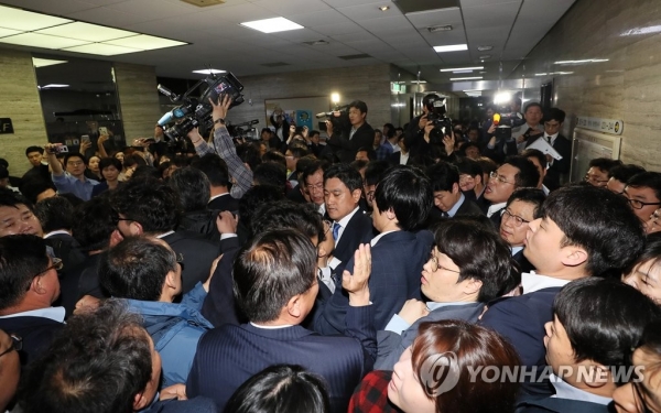 자유한국당 의원들이 지난 25일 오후 서울 국회 사법개혁특별위원회 개의를 저지하기 위해 회의장 앞을 막고 있다.