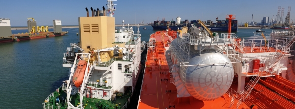 삼성중공업이 첫 건조한 LNG 연료추진 유조선(사진 오른쪽)이 네덜란드 로테르담항에서 LNG 벙커링 선박(사진 왼쪽)으로부터 LNG를 공급 받고 있는 모습 [사진=삼성중공업]
