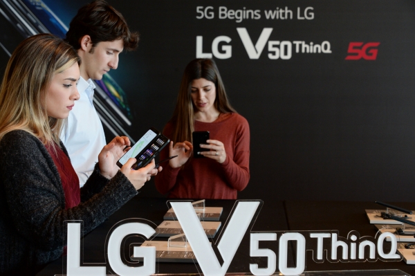 LG전자가 24일(현지시간) 스페인 바르셀로나 '국제컨벤션센터(CCIB, Center de Convencions Internacional de Barcelona)’에서 올해 시작되는 5G 서비스에 맞춰 최적화된 성능과 높은 안정성을 갖춘 LG V50 ThinQ 5G, 고객이 가장 많이 사용하는 카메라 성능을 강화해 4G 고객을 위한 새로운 경험을 끌어낸 LG G8 ThinQ를 동시에 공개했다. [사진=LG전자 제공]