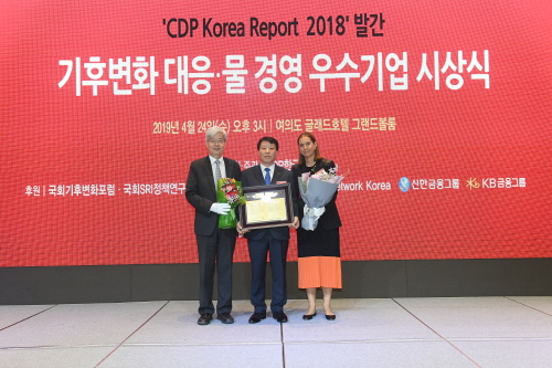 지난 4월 개최된 ‘2018 CDP KOREA 시상식’에서 현대건설이 5년 연속 탄소경영 아너스 클럽 상을 수상하고 기념촬영을 하고 있다. [사진=현대건설]