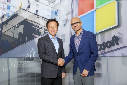 Park Jung Ho, CEO of SK Telecom (left), and Satya Nadella, CEO of Microsoft (right) on 7th May. (SK Telecom)