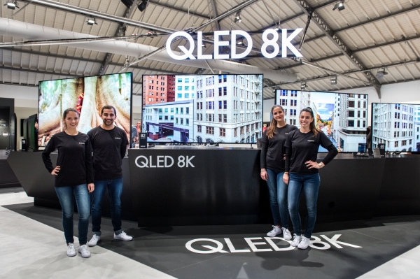 삼성전자 모델들이 지난 2월 유럽 포르투갈에서 진행된 '삼성포럼 유럽 2019' 행사에서 2019년형 QLED 8K TV 라인업을 소개하고 있다. [사진=삼성전자 제공]