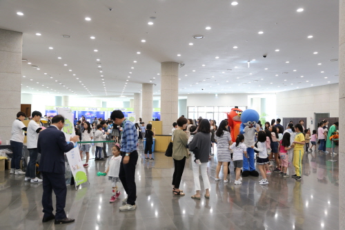 지난 16일 한국토지주택공사(LH)가 진주혁신도시 소재 본사에서 개최한 가정의 달 행사 'LH랑 놀자'에서 아이들이 문화체험활동을 하고 있다. [사진=LH]