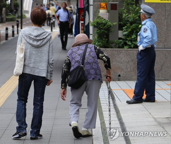 일본 가나가와현 가와사키시에서 여성 노인이 지팡이에 의지해 걷고 있다. [사진=연합뉴스]