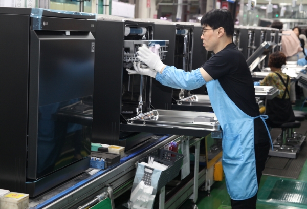 LG전자 직원들이 지난 22일 경남 창원사업장에서 지난 3월 말 출시한 디오스 식기세척기 신제품을 생산하고 있다. [사진=LG전자 제공]