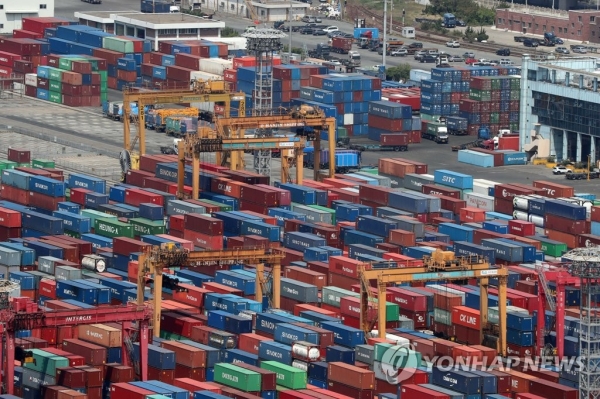 미국과 중국 무역 분쟁이 격화되고 있다. 14일 부산항 감만 부두에 수출입 컨테이너가 쌓여 있다. [사진=연합뉴스]