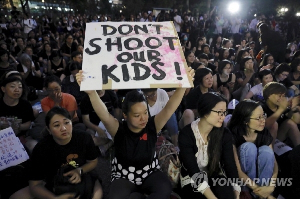 시위 동참한 홍콩 어머니들, "우리 아이들에게 쏘지 마라" [사진=연합뉴스]