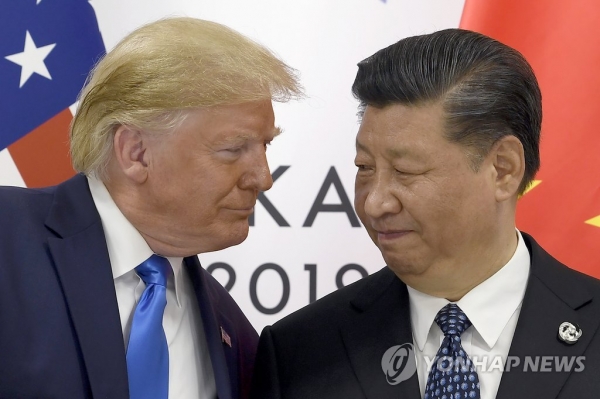 도널드 트럼프(왼쪽) 미국 대통령과 시진핑 중국 국가주석이 29일 주요 20개국(G20) 정상회의가 열리고 있는 일본 오사카에서 양자 정상회담에 앞서 얼굴을 마주하고 있다. [사진=연합뉴스]