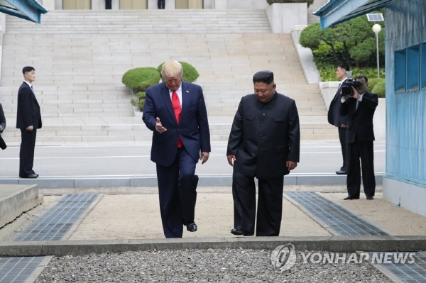 도널드 트럼프 미국 대통령이 30일 오후 판문점을 방문해 김정은 북한 국무위원장과 함께 남쪽으로 넘어오고 있다. [사진=연합뉴스]