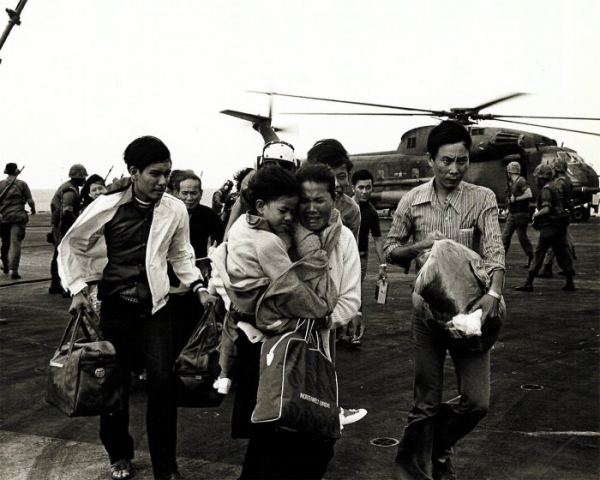베트남전 당시 피난에 나서는 사람들. 당시 피난민 보호에 부정적 입장을 취했던 바이든에게 '베트남 난민'이슈가 부메랑이 되어 돌아왔다. [AP 연합뉴스]